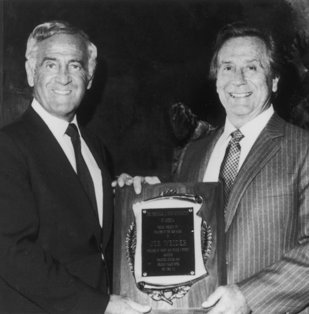 Ben e Joe Weider: irmãos fundaram a IFBB e criaram o Mr. Olympia — Foto: Reprodução/Site oficial de Joe Weider
