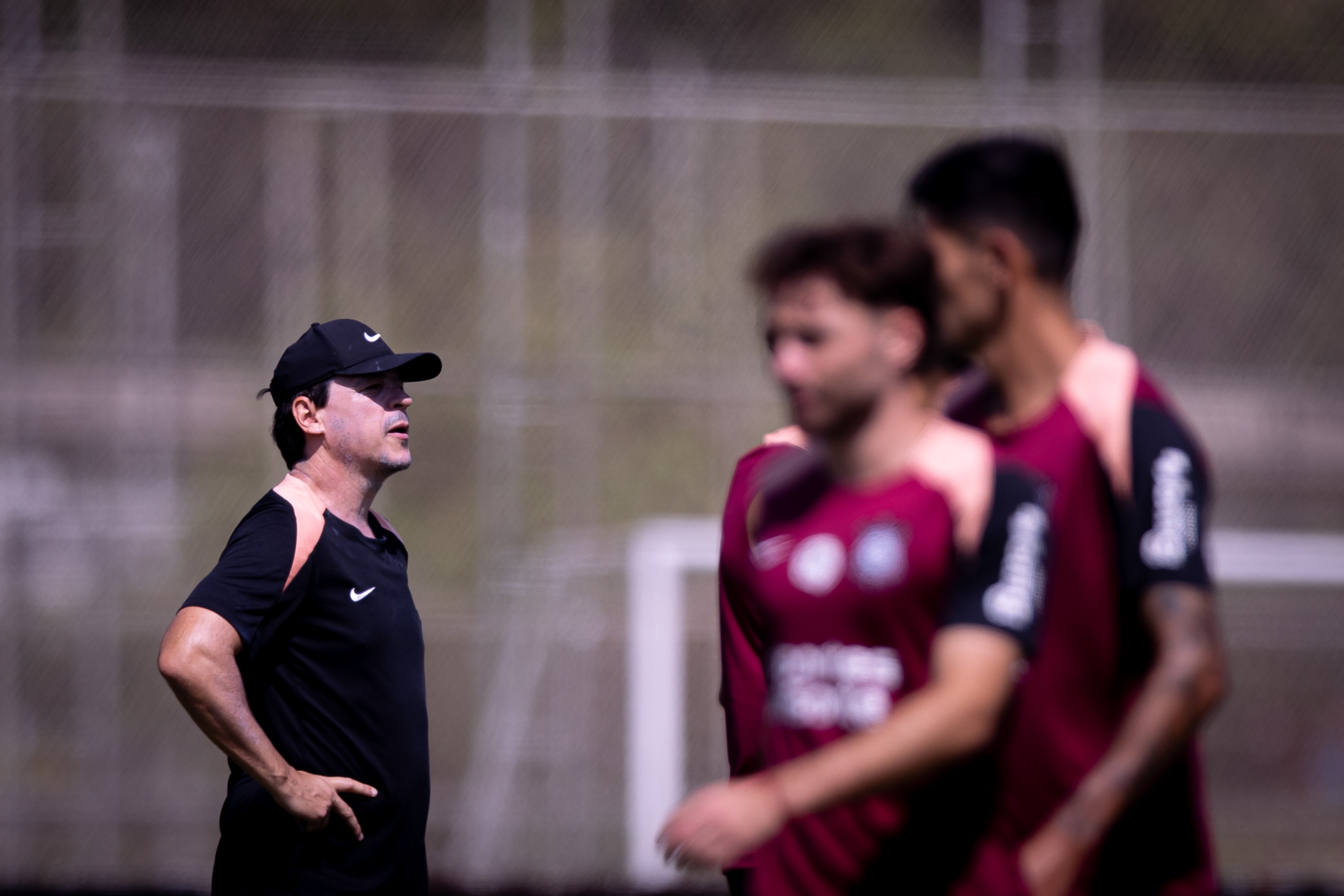 Escalação do Corinthians: Diniz faz treino tático e prepara substitutos de Hugo Souza e Matheuzinho | Ge