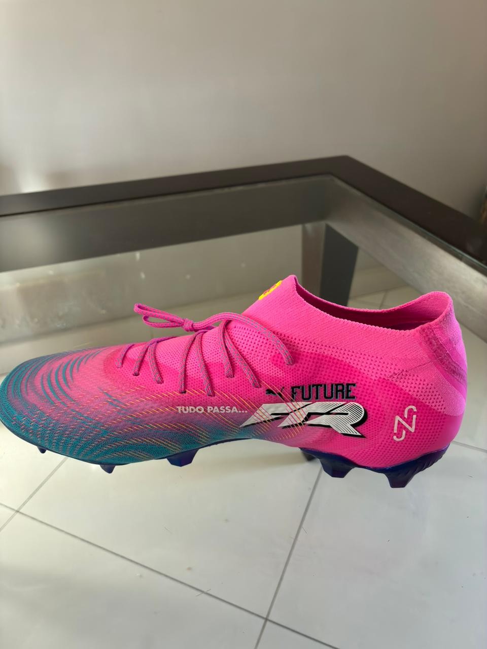 Neymar ganha chuteira com lema "tudo passa" e nome dos filhos para usar na Copa; veja imagens
