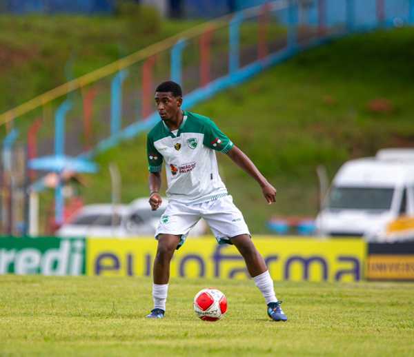 Grêmio fecha contratação de lateral do clube de Endrick; confira os detalhes.