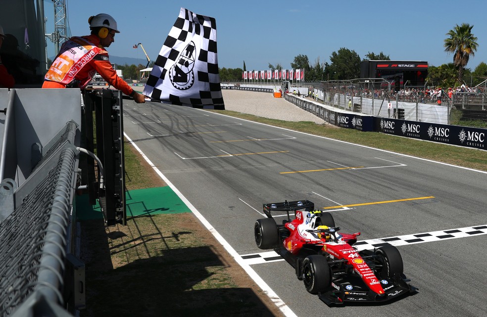 Lewis Hamilton cruza a linha de chegada e encerra o jejum da Ferrari