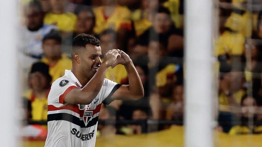 "É muito intenso": Alisson analisa perfil de Zubeldía e aposta em volta por cima do São Paulo