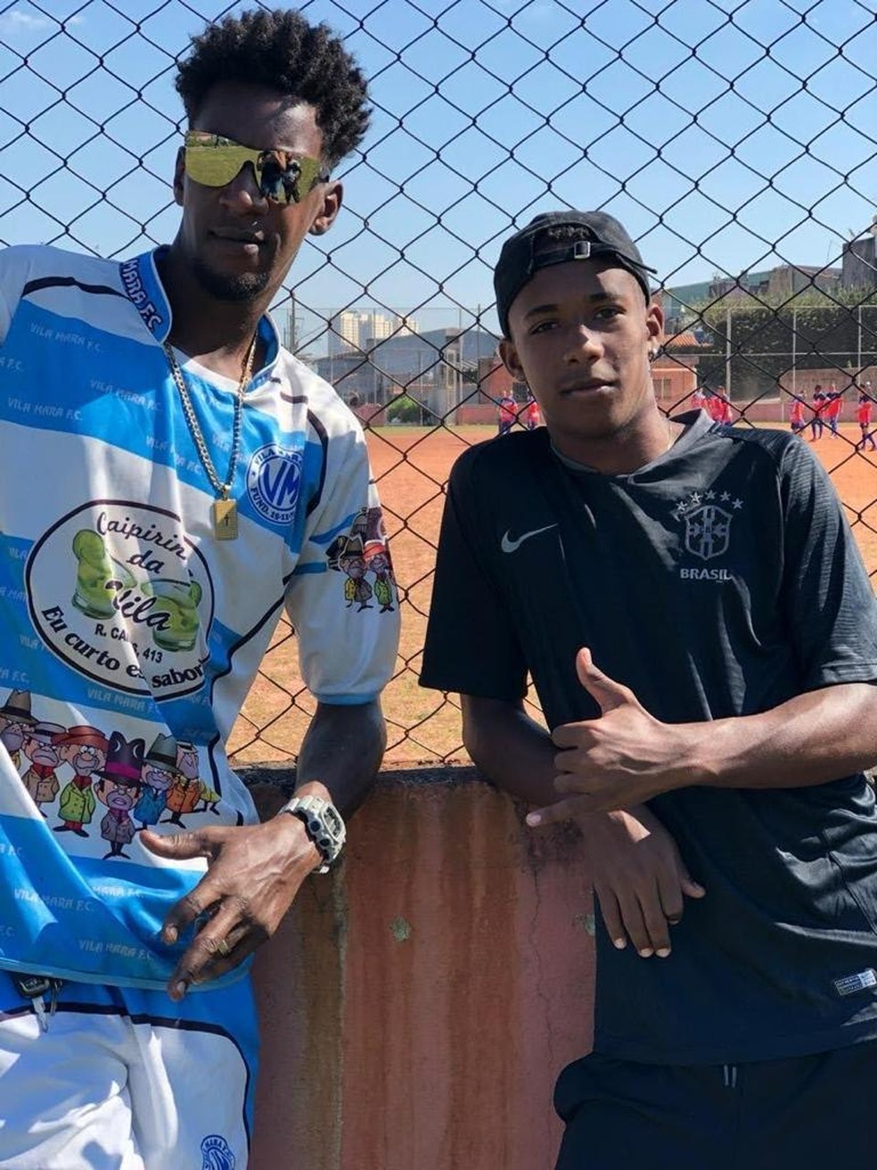 Weah com o filho Kevin durante jogo de um campeonato de várzea — Foto: Arquivo pessoal