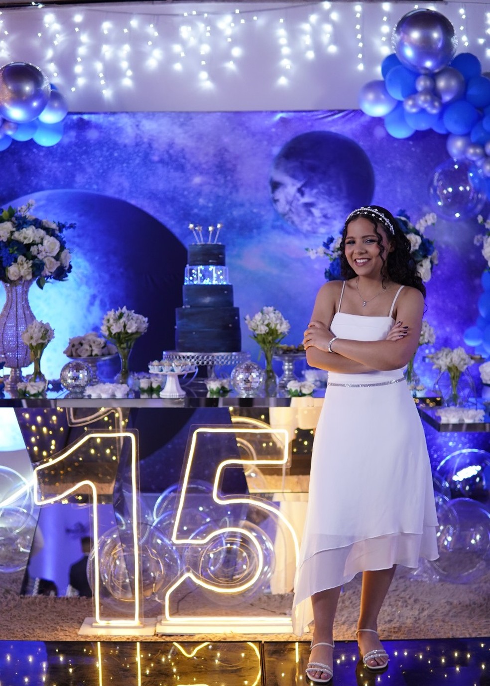 Sofia na festa de 15 anos com a decoração nas cores do Cruzeiro — Foto: Gleidson Ricardo Cesarino