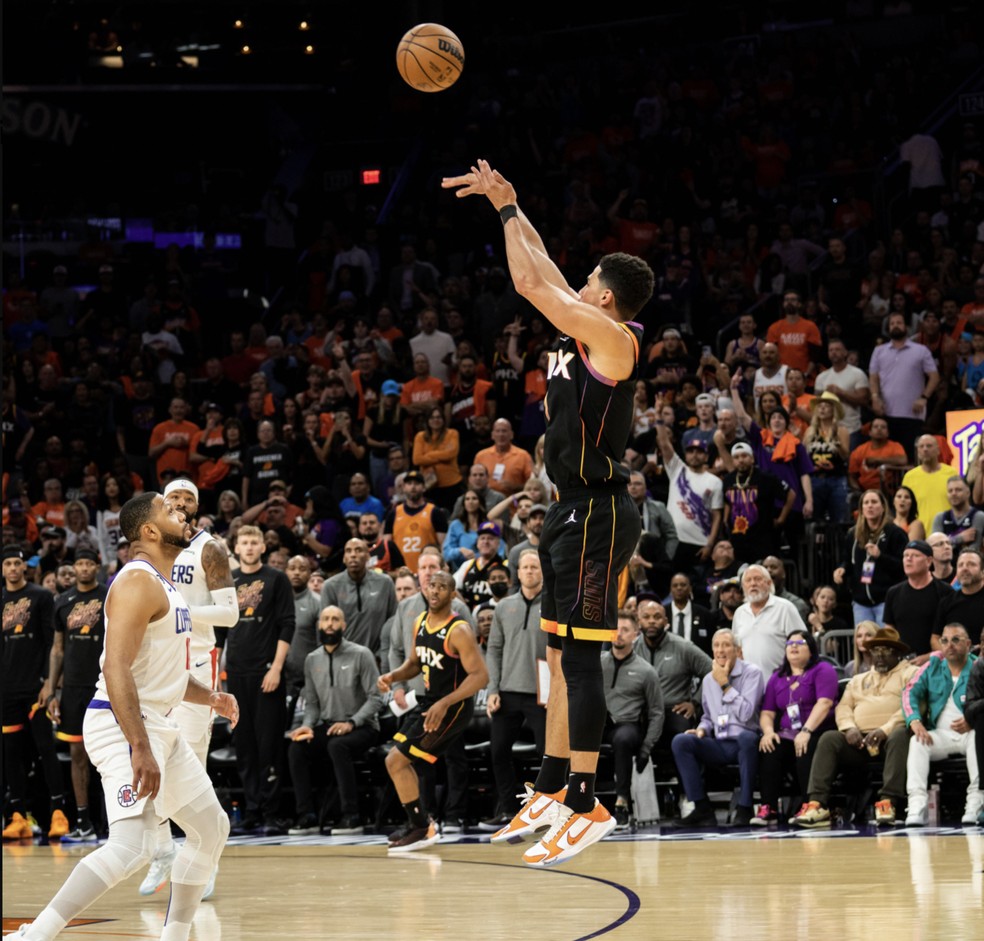 The Playoffs » Suns vencem Knicks com bola vencedora de Devin Booker