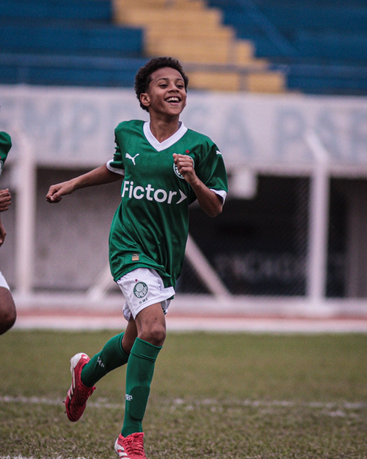 NOVA JOIA DA ACADEMIA? Filho de craque impressiona e chama atenção da Europa.