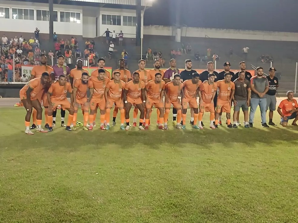 Guaporé perfilado antes da partida contra o Rolim de Moura — Foto: FFER