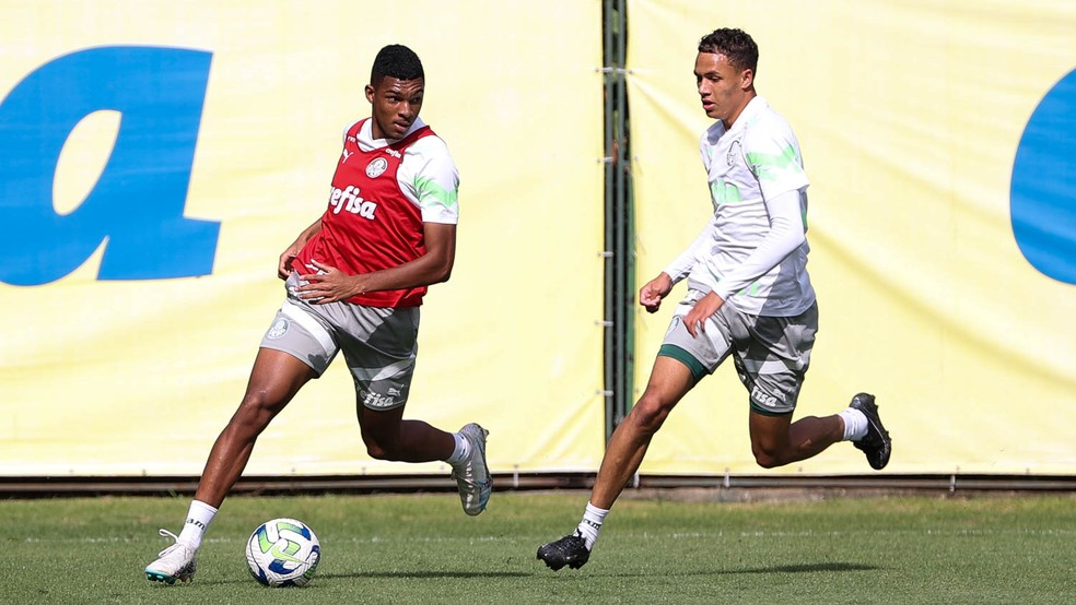 Luis Guilherme e Thauan no treino do Palmeiras nesta sexta-feira — Foto: Cesar Greco/Palmeiras