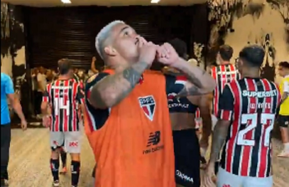 Luciano pede silêncio a torcedores do Corinthians na saída para o vestiário do São Paulo — Foto: Reprodução