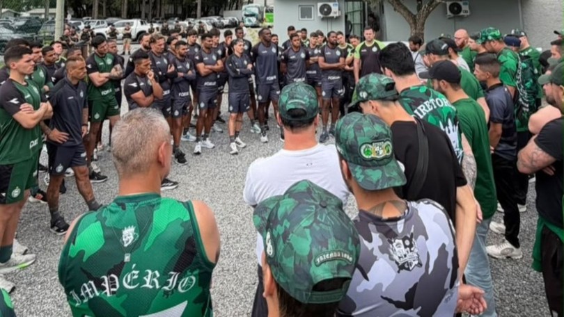 Torcida organizada vai ao CT do Coritiba, conversa com elenco e faz cobrança por reação no Brasileirão