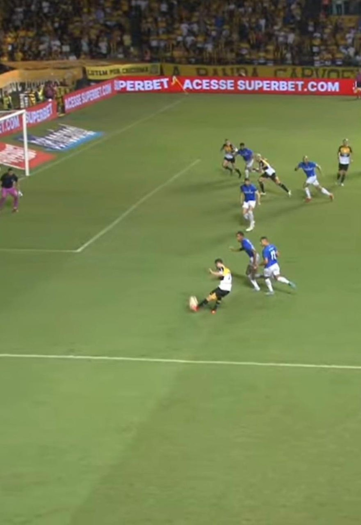 Barra reclama sobre impedimento em gol do Criciúma, na 6ª rodada do 