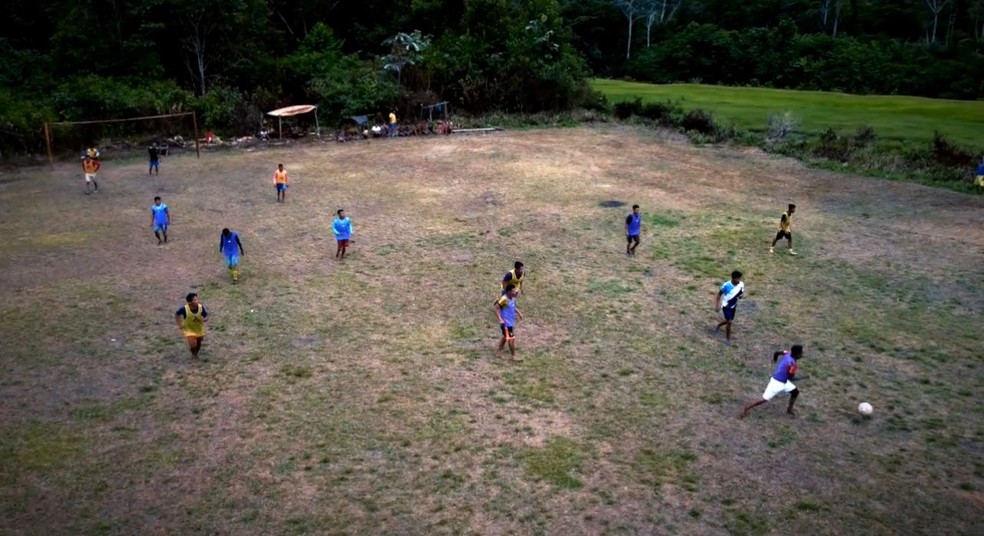 Futebol na Aldeira ind&iacute;gena em Roraima com material esportivo doado por Diego Ribas &mdash; Foto: Reprodu&ccedil;&atilde;o