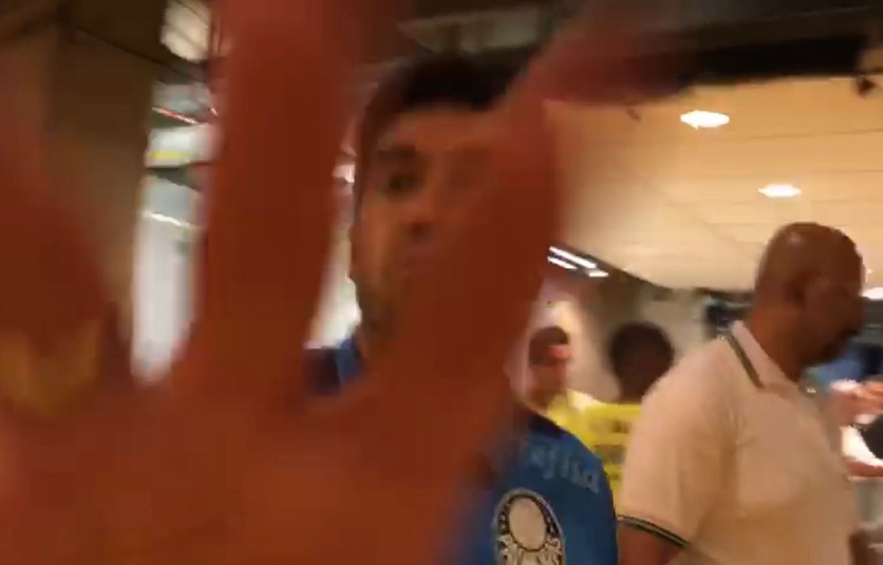 Abel é punido pelo STJD por ter tomado o celular de jornalista após Atlético-MG x Palmeiras