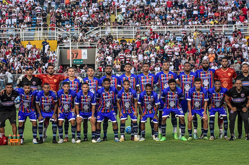 Elenco do Maranhão perfilado antes do jogo contra o Ferroviário pela Série D — Foto: Hiago Ferreira / MAC