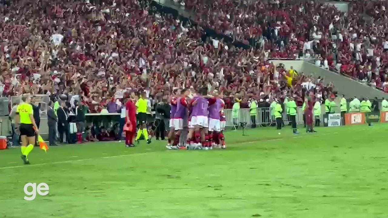 Arrascaeta é abraçado pelo banco e puxa Sampaoli pelo pescoço em gol pelo Flamengo