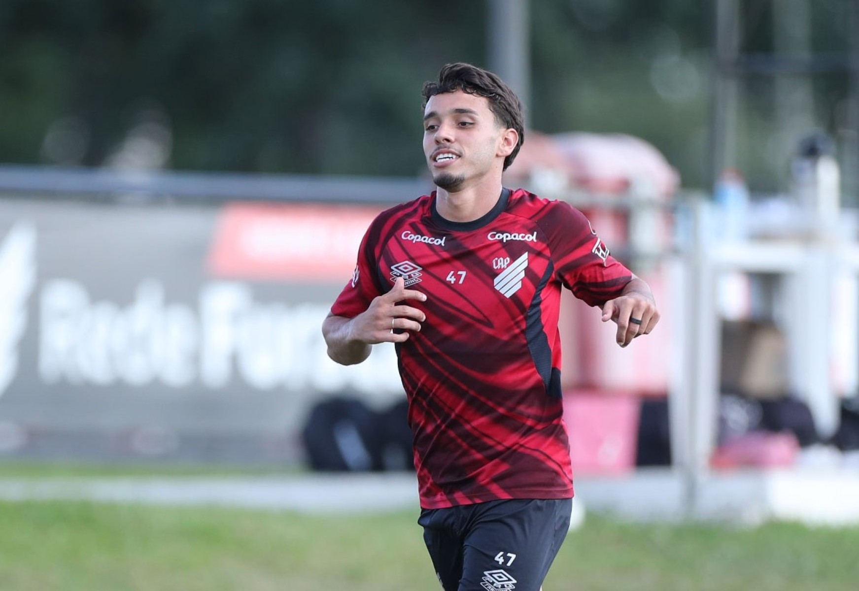 Atacante do Athletico relata 