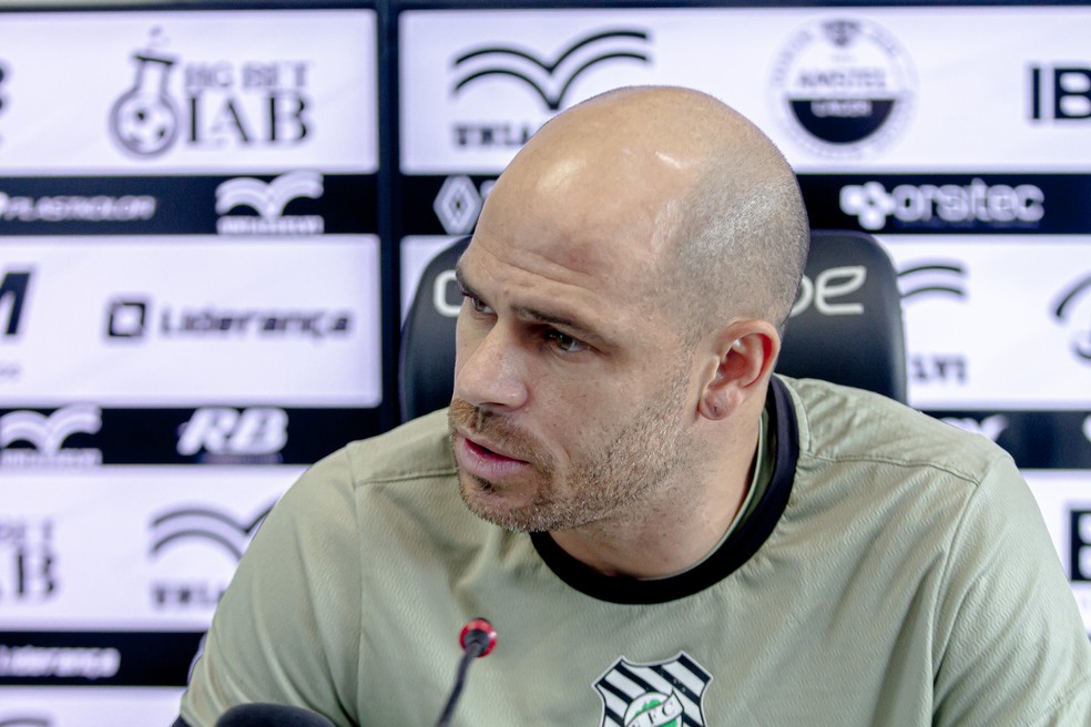 Silvinho em coletiva de imprensa do Figueirense - Silvinho retorna