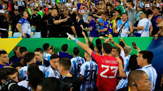 Confusão entre torcedores de Brasil e Argentina no Maracanã