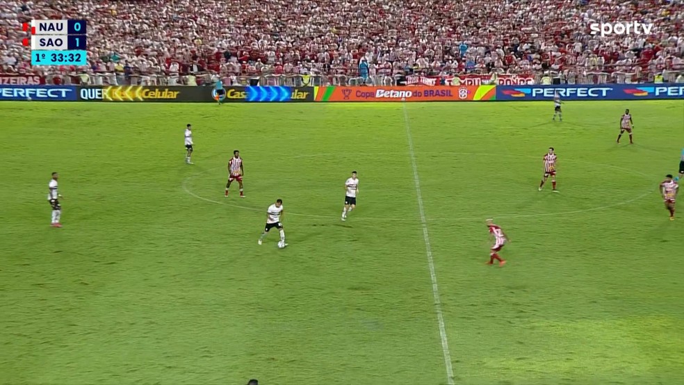 Oscar, ao lado de Alisson, acompanha a saída de bola tricolor — Foto: Reprodução / sportv