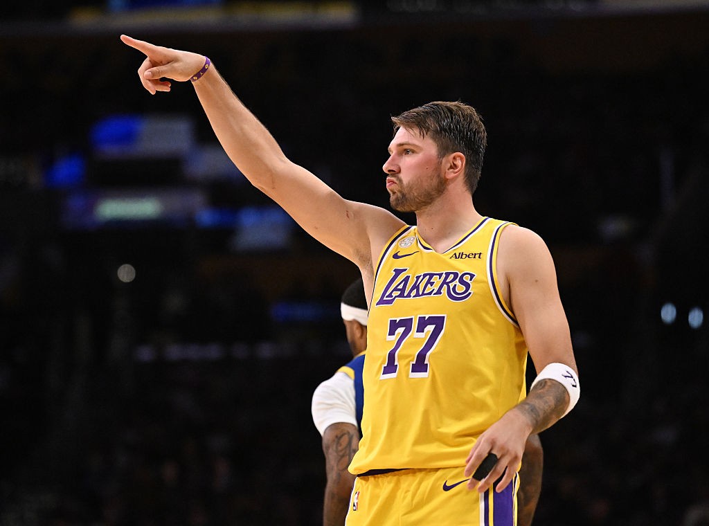 Doncic é provocado por adversário e acerta cesta do meio da quadra na estreia dos Lakers; veja