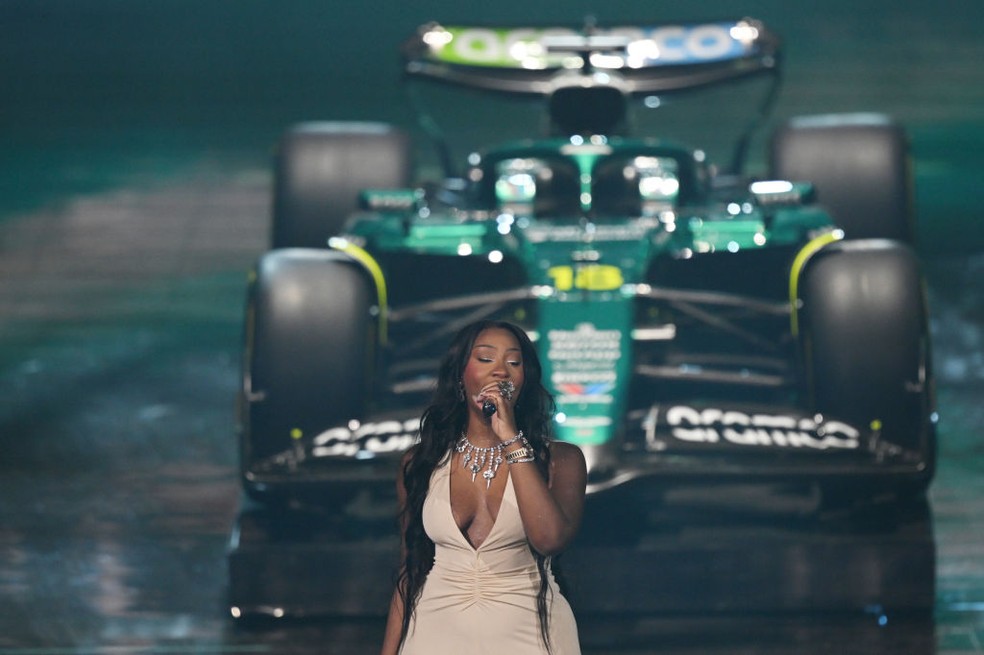 Tems canta na apresentação do carro da Aston Martin — Foto: Clive Mason - Formula 1/Formula 1 via Getty Images