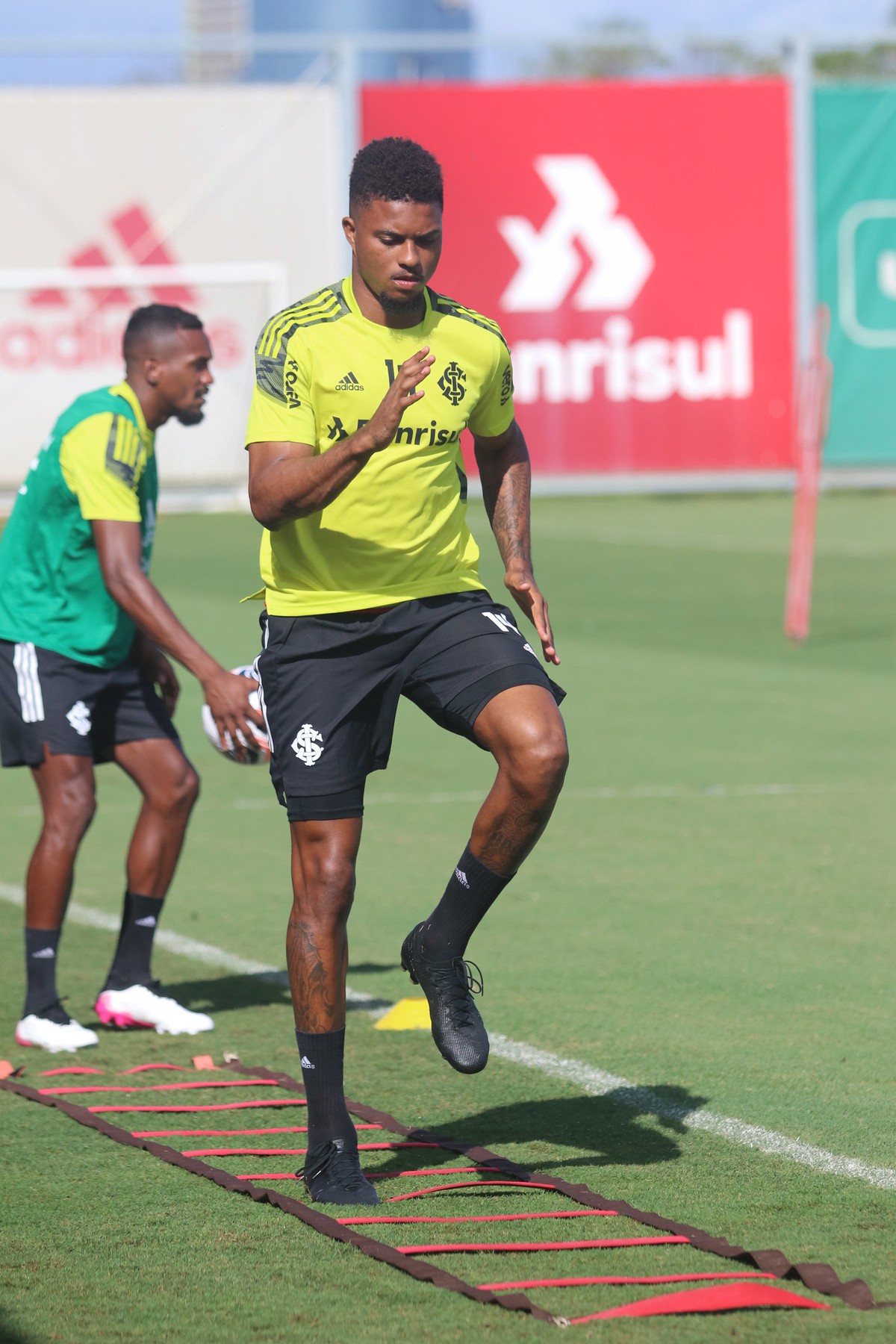 Lucas Ribeiro tem edema no joelho esquerdo e vira dúvida no Inter ...