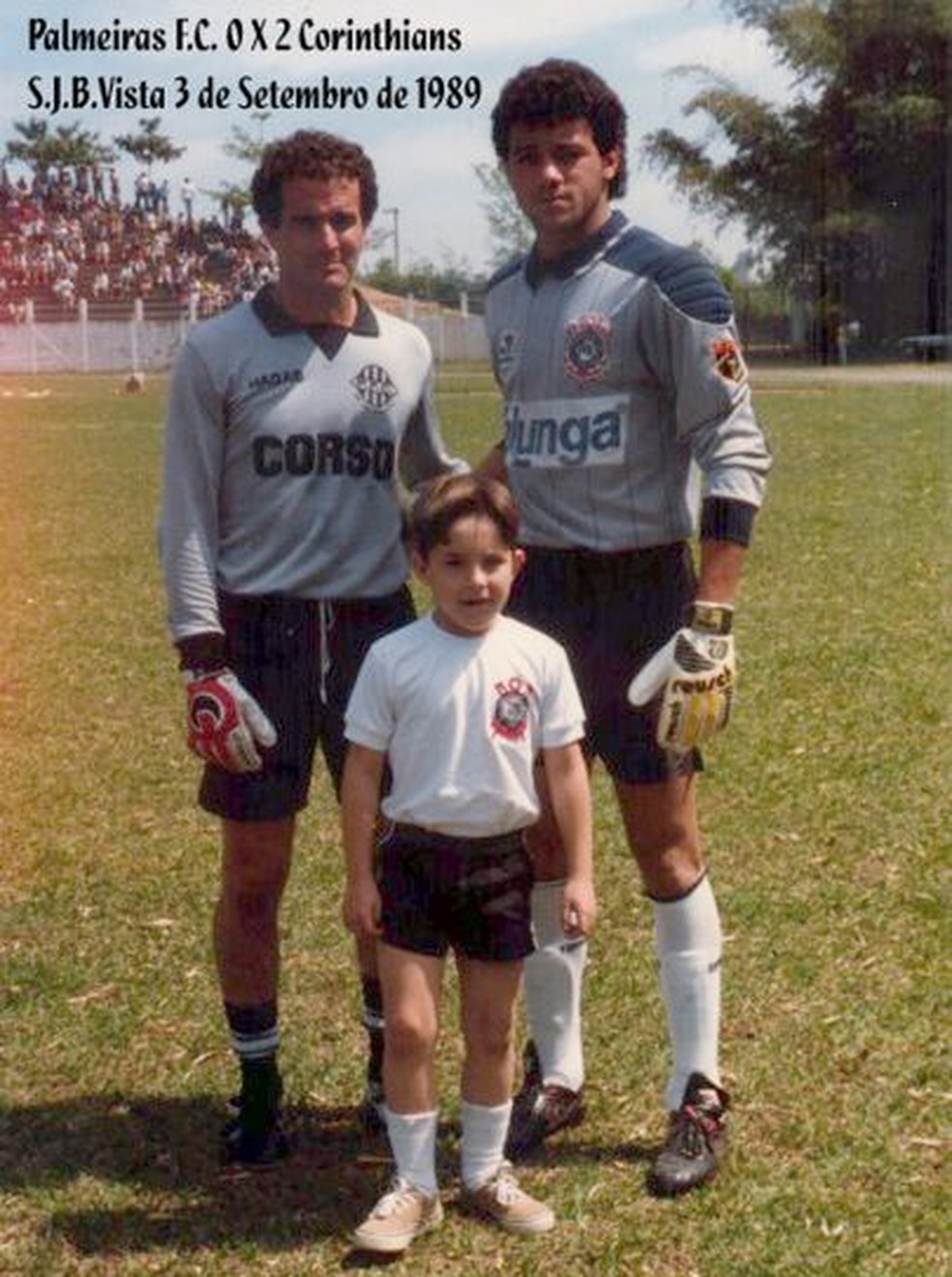 O goleiro Teté, do Palmeiras, ao lado de Ronaldo, ex-goleiro do Corinthians, durante amistoso — Foto: Reprodução/www.leivinha.com.br