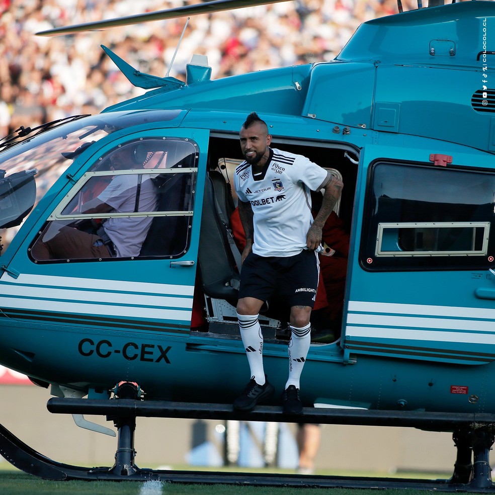 Vidal chegou de helic&oacute;ptero para apresenta&ccedil;&atilde;o no Colo-Colo &mdash; Foto: Reprodu&ccedil;&atilde;o/X
