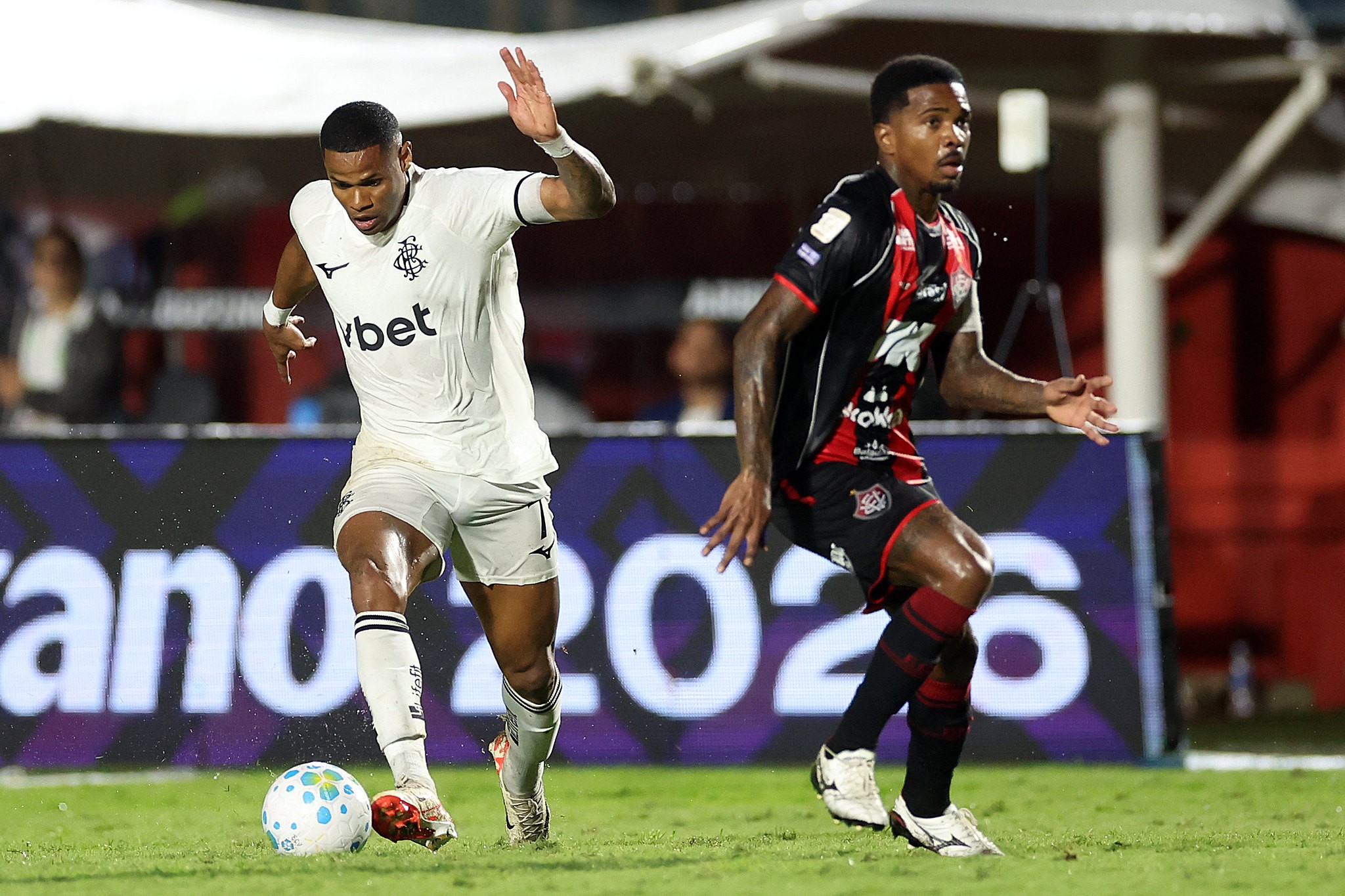 Análise: Botafogo sofre com meio inoperante em derrota que amplia pressão sobre Franclim | Ge