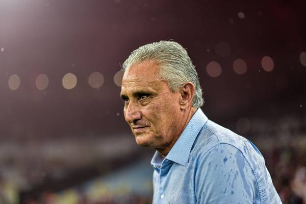 Tite faz cirurgia, coloca prótese no joelho e inicia fisioterapia durante férias no Flamengo
