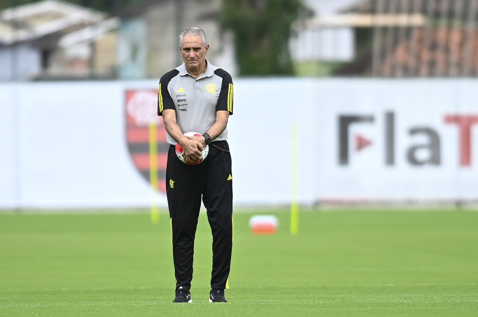 Tite em treino do Flamengo no Ninho do Urubu — Foto: Marcelo Cortes / CRF