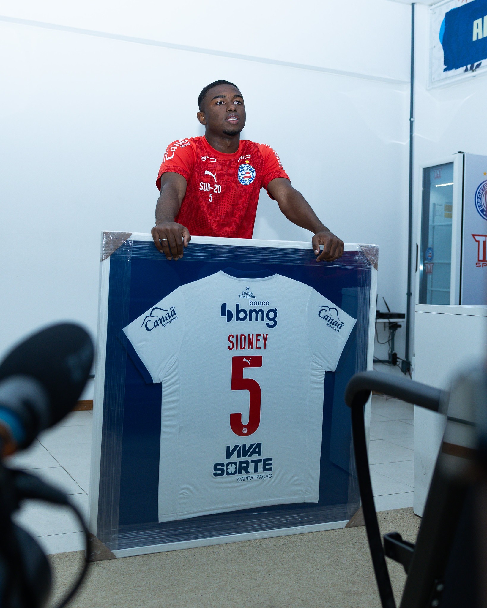 Capitão do time sub-20 do Bahia, Sidney recebe homenagem