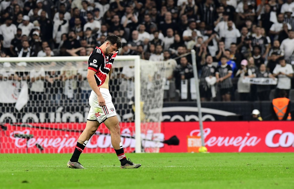 Calleri sai de campo machucado em Corinthians x São Paulo — Foto: Marcos Ribolli