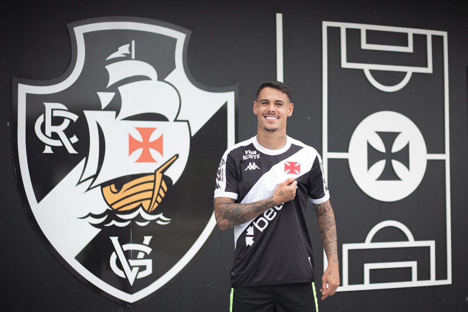 Vasco anuncia a contratação do zagueiro Lucas Freitas