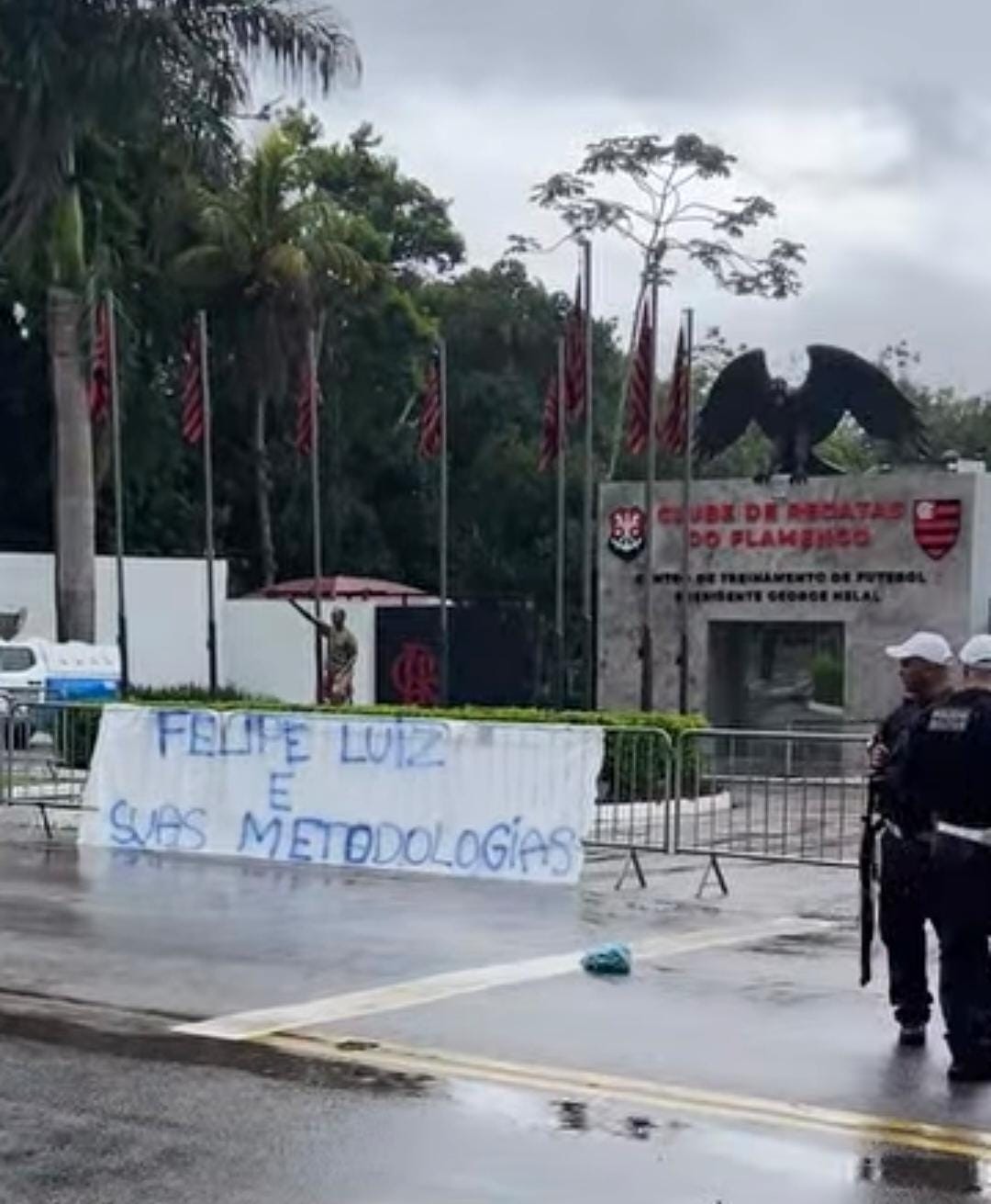 Torcida do Flamengo cobra time após novo vice: 'Salário em dia, porrada em falta'