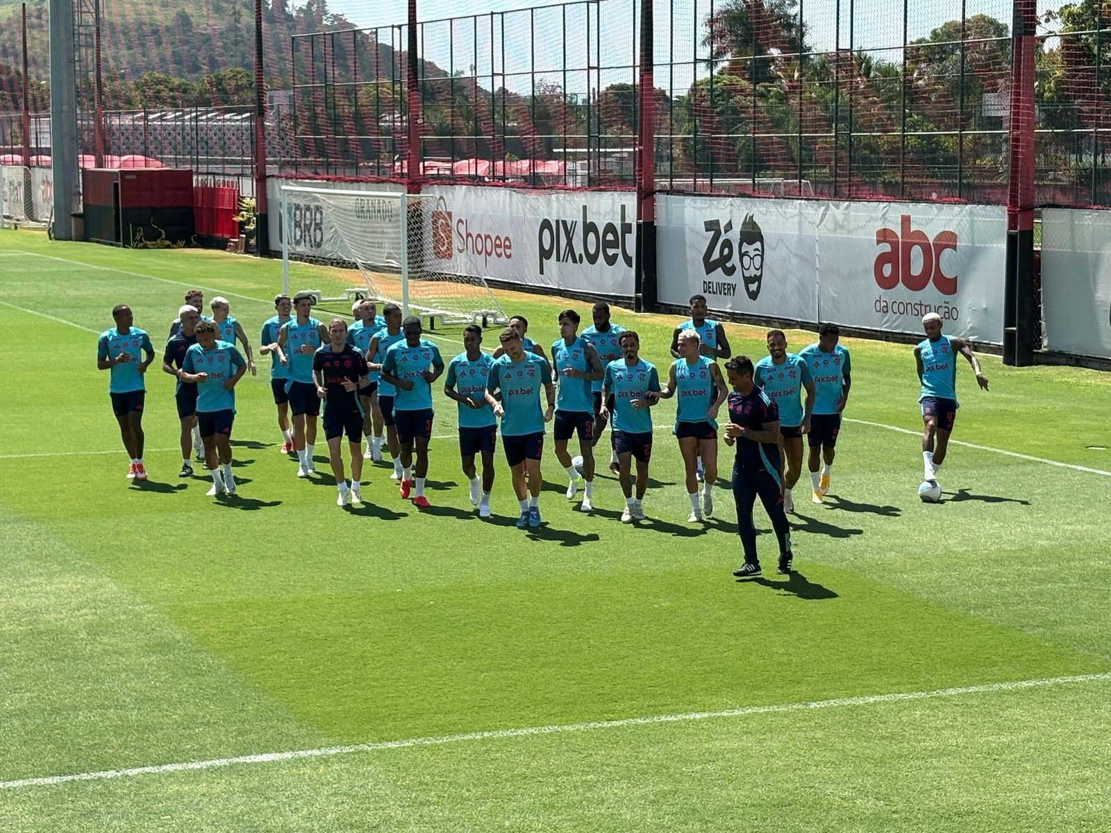 Treino do Flamengo com Ayrton Lucas em campo e De la Cruz fora