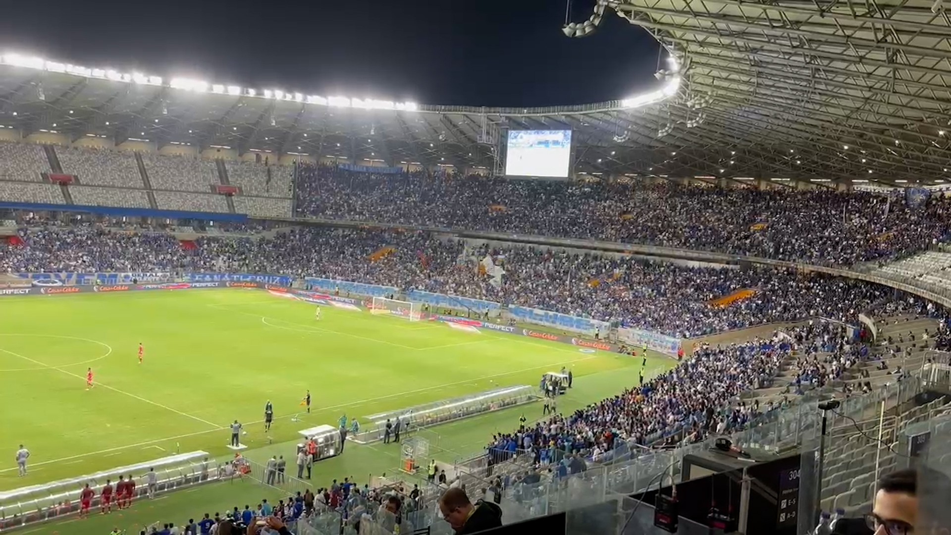 Torcida do Cruzeiro xinga Dudu em atrito no clube e é alvo do Atlético-MG