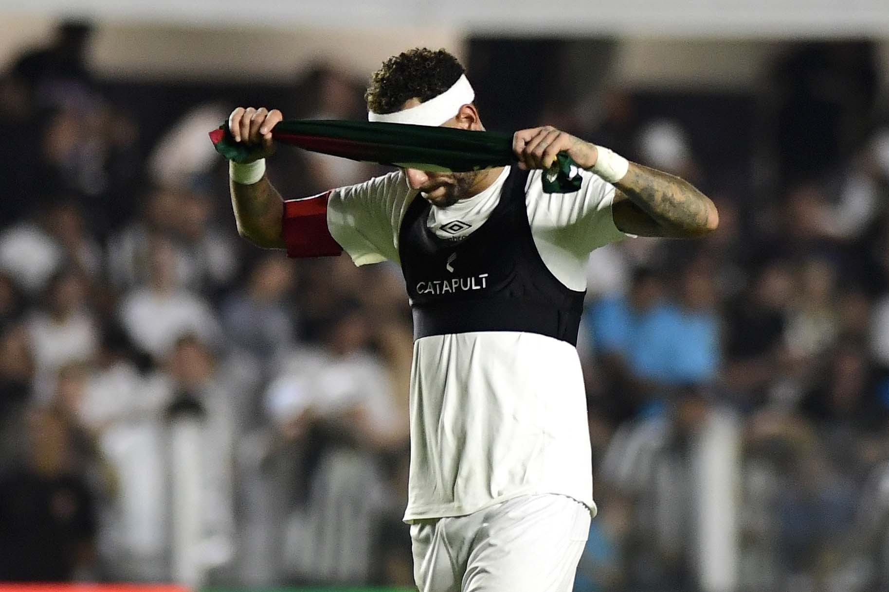 Neymar faz exames e vai desfalcar Santos contra o Internacional
