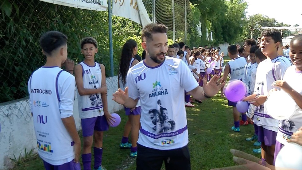 Everton Ribeiro durante visita no seu projeto social em Santa Isabel — Foto: Reprodução/TV Diário