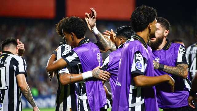 Neymar abraça Robinho Jr. após gol do Santos contra o Recoleta
