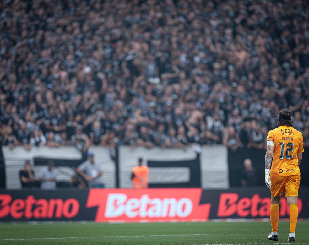 Cássio e a torcida do Corinthians em jogo na Neo Química Arena — Foto: Rodrigo Coca/Agência Corinthians