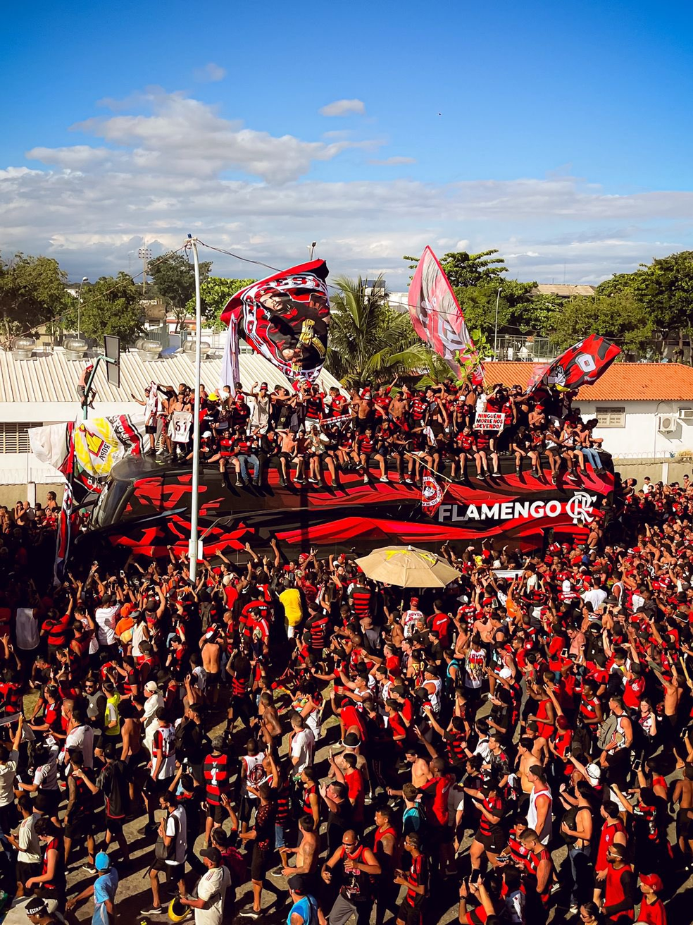 Com festa no Rio, Flamengo embarca rumo a Lima para a final da  Libertadores; vídeos | Ge