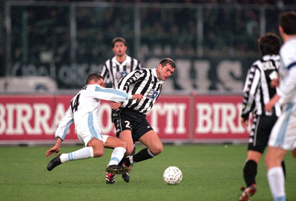 Simeone e Zidane em duelo entre Lazio e Juventus, em 1999/00 — Foto: Getty Images