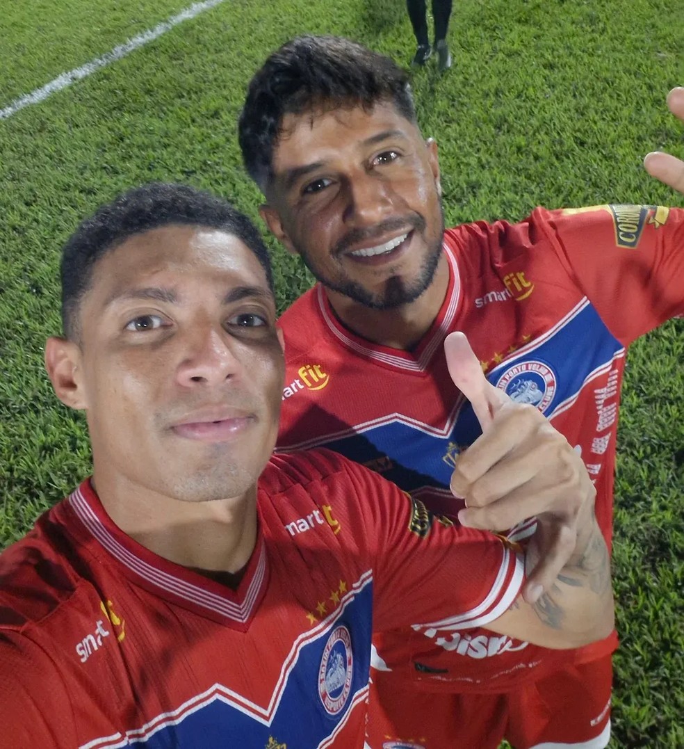 Artilheiros da noite, Edrean e Raphael Luz, fazem selfie após o duelo contra o Ji-Paraná — Foto: Divulgação