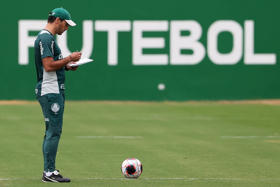 Abel Ferreira faz anotações durante treino do Palmeiras — Foto: Cesar Greco