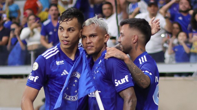 Kaio Jorge, Gabriel Veron e Matheus Henrique comemoram gol do Cruzeiro contra o Criciúma
