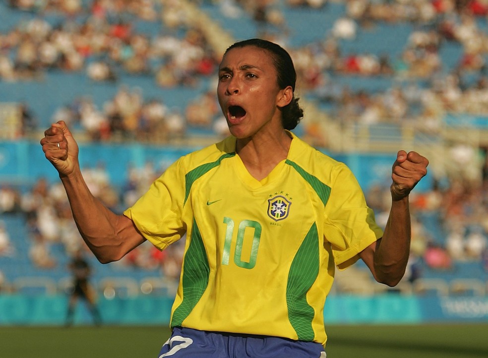 Há 20 anos, Marta em ação pela seleção nas Olimpíadas de Atenas — Foto: Getty Images