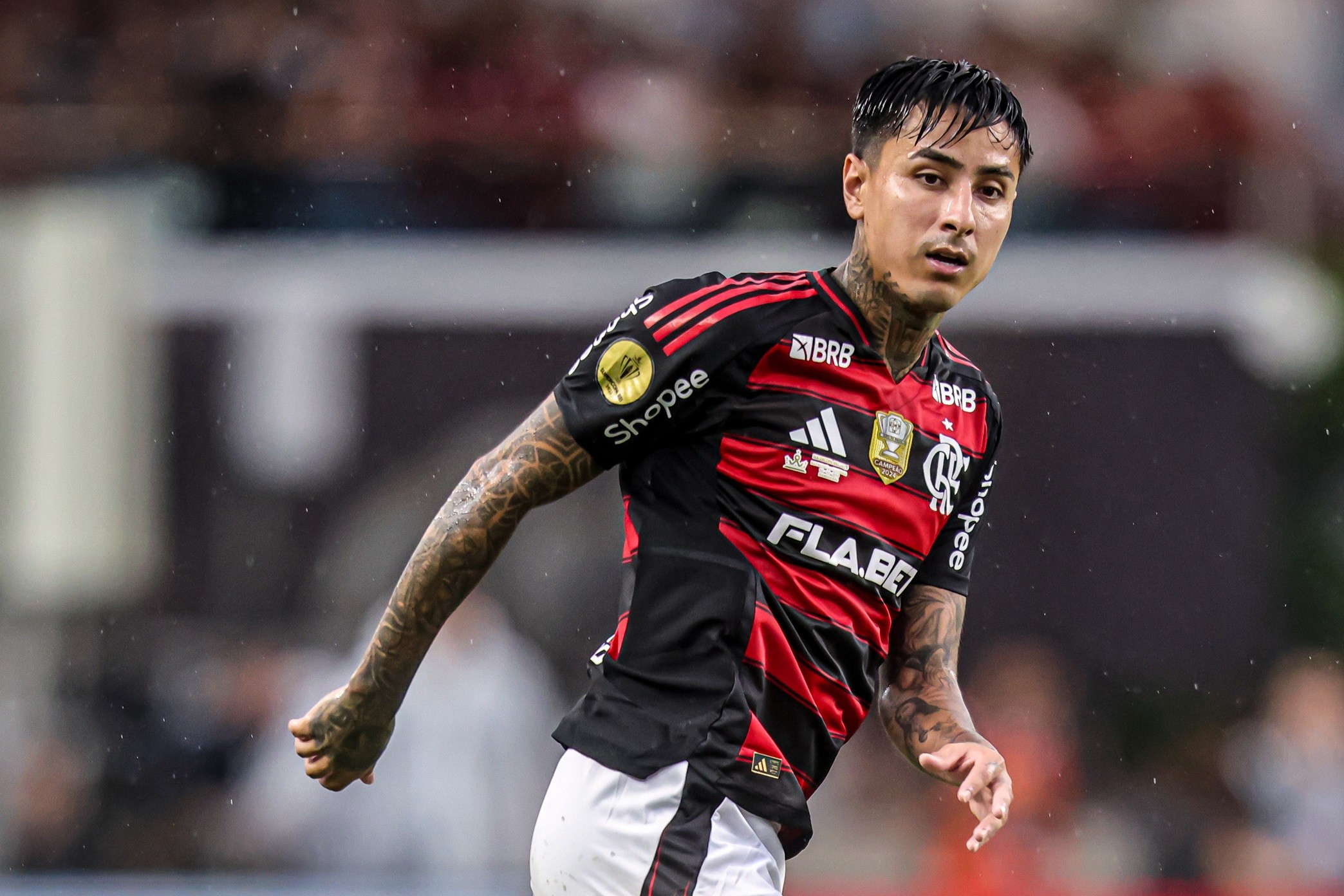 Negociando renovação, Pulgar elogia estilo de jogo de Filipe Luís no Flamengo.
