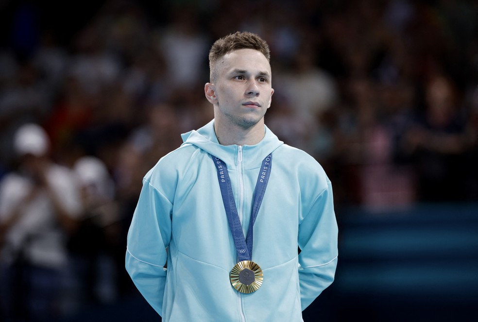 Ivan Litvinovich, de Belarus, não pôde usar as cores de seu país no pódio da ginástica — Foto: REUTERS/Amanda Perobelli