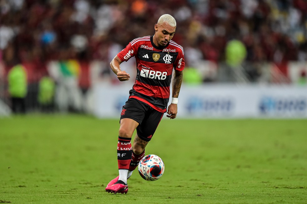 Matheuzinho tem um jogo pelo Flamengo em 2024 — Foto: Thiago Ribeiro/AGIF